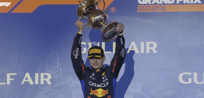 Max verstappen sur un podium