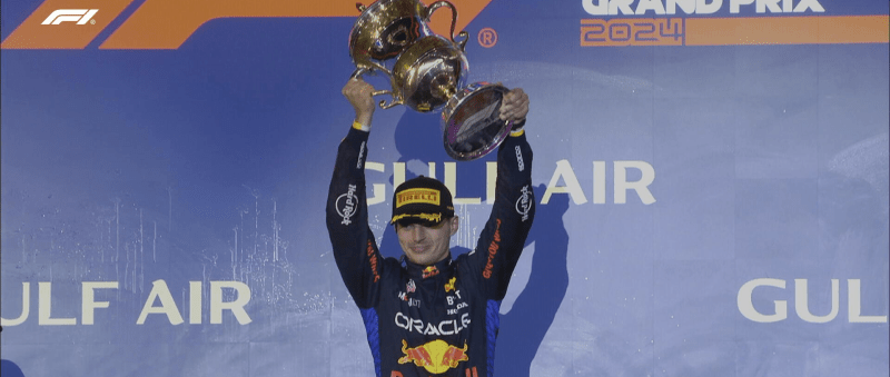 Max verstappen sur un podium